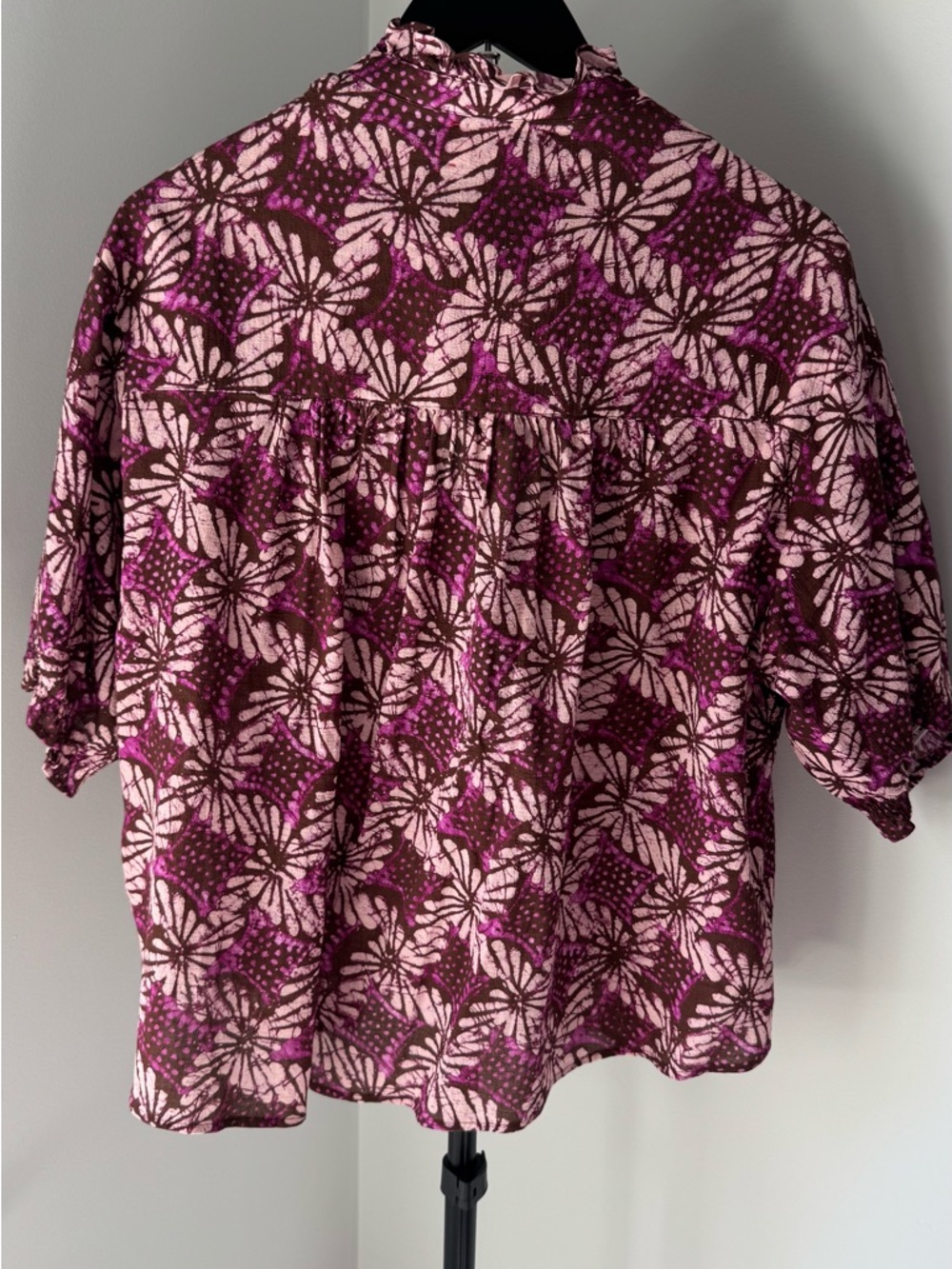 Xirena Floral Print V-Neck Women’s Blouse in Pink and Brown - Picture 10 of 10